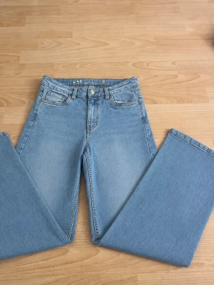 Ljusblå baggy jeans från Kappahl  - Snygga ljusblå jeans från Kappahl med baggy passform. 💕