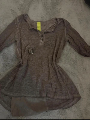 Vintage DATCH tröja brun 🤎✨ - Köparen står för frakt. Säljer en snygg vintage tröja från DATCH i storlek M. En tidlös modell i brun färg som passar perfekt till både jeans och andra vardagsoutfits. ✨ Märke: DATCH ✨ Färg: Brun ✨ Storlek: M ✨ Skick: Bra skick. ✨ Nypris: Över 500–600 kr. ✨ Vintageplagg med klassisk stil. Hör gärna av dig om du har frågor eller vill ha fler bilder! 💕