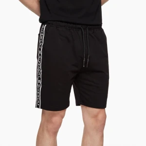 Givenchy Shorts Slimfit Herr XS - Högkvalitativ replika  Storlek: XS Pris: 599kr Leverans: Skickas inom 24 timmar Lager: Begränsat antal