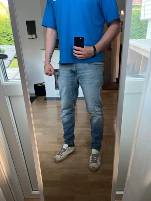 Blå jeans  - Jeansen är från HM i kollektionen TAPERED regular fit 32/32 bra skicka inga fläckar eller slitningar. Jag är 187 cm väger cirka 82-83 kg. Säljer dom för jag tycker dom sitter för trångt 