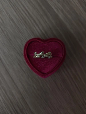 Guldfärgad ring med bladmotiv - Blad motiv ring i storlek 17,7mm, guldfärgad.