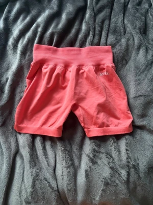 Gymshorts AYBL - Korall gymshorts från AYBL i storlek S, modellen är Adapt. Aldrig använda bara testade men har tagit bort lappen