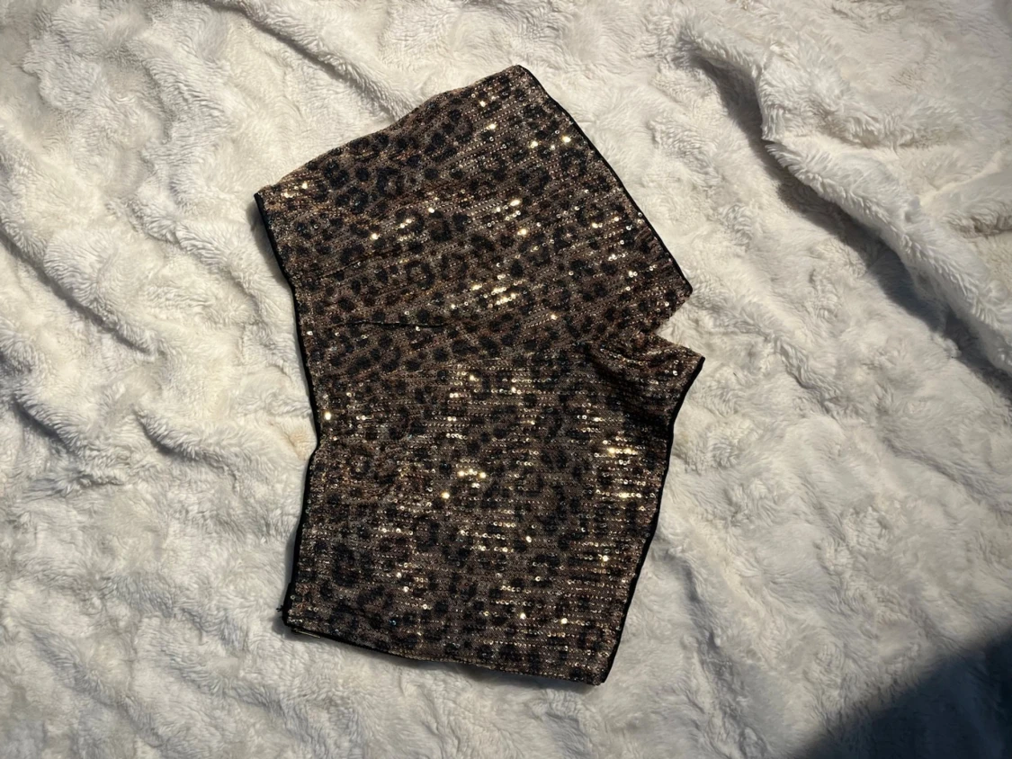 Glittriga leopardmönstrade shorts - 1