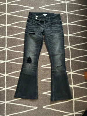 Svarta bootcut jeans från Ginatricot - Säljer Gina-jeans med låg midja och vida ben. Storlek XS. Utmärkt skick. 🤍 #stockholmstyle #stockholmstil #lowwaist #lowwaistjeans #bootcut #bootcutjeans #flare #flarejeans #2000s 🌟