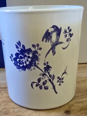 Amsterdam Collection doftljus Rituals - Säljer ett doftljus från Rituals Amsterdam Collection. Ljusbehållaren är vit med blått blommönster och en fågel, tillverkad i keramik. Innehåller 140 g doftljus och har en elegant design som passar som inredningsdetalj.