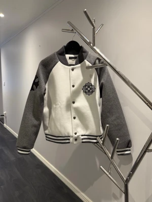 Chrome Hearts - varsity-jacka - Hej, säljer min snygga och i princip oanvända varsityjacka som är perfekt nu till hösten. Den har skönt material både inuti och utanpå. Den är i storlek L och nästan nyskick. Säljes pga att jag har köpt en annan jacka och inte behöver den här längre. 