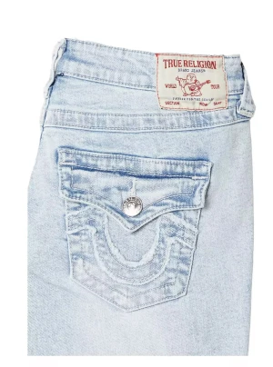 Ljusblå bootcut jeans True Religion - Snygga ljusblå jeans från True Religion med bootcut passform. Klassiska fickor med lock och silverfärgade knappar bak, samt ikonisk logga på bakfickan. Jeansen är i denim med tydliga sömmar och detaljerad brodyr på fickorna.