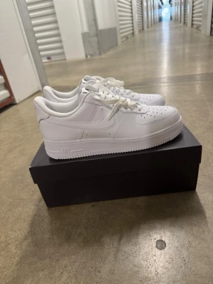 Nike Air Force 1 '07 Flyease vita sneakers strl 44. - Helt nya oanvända Nike Air Force 1 '07 Flyease vita sneakers strl 44.  Skorna har inte blivit använda eller testade. Original kartong medföljer  Nypris hos Nike 1400 kr!