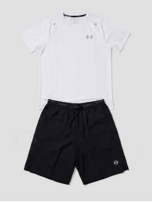 Under Armour vit t-shirt och svarta shorts - Säljer ett sportigt set med en vit t-shirt från Under Armour och ett par svarta träningsshorts. T-shirten har rund hals och diskret logga på bröstet. Shortsen har elastisk midja och liten logga på benet. Perfekt för träning eller gym.