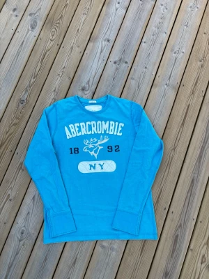 Abercrombie & Fitch tröja ~ Sällsynt  - Säljer denna Abercrombie & Fitch tröja i mycket bra skick och som även är Sällsynt så därmed väldigt eftertraktad. Storlek M men passar S. Passar perfekt för dig som är mellan 168-173! Hör av er vid frågor eller minsta fundering 🙌  Längd: 63,5 cm  Bred: 47 cm  Ärm: 60,5 cm