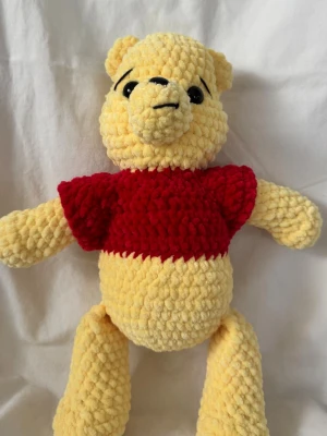 Handvirkad Nalle Puh🧸🍯 - Mjuk och gosig handvirkad Nalle Puh. Virkad i sammetsgarn (Hobbii Baby snuggle) och fylld med mjuk stoppning. Perfekt som present eller till någon som älskar handgjorda gosedjur.  🤍 Handvirkad med omsorg 🤍 Mjukt sammetsgarn 🤍 Helt ny