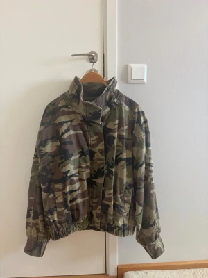 Gina 14+ camouflage jacka - Jättebra skick, storlek M, kontakter för frågor!!