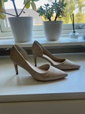 Klackar - Såå fina klackar som är helt oanvända då de är för stora för mig! Nypris är 800kr❣️