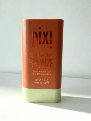 Pixi On-the-Glow Bronze stick - Bronzer i stickformat från Pixi, On-the-Glow Bronze. Färgen är en varm bronzig ton och stiftet har en krämig formula som ger lyster. Förpackningen är rektangulär med grön botten och bronsfärgat lock. Perfekt för enkel applicering och touch-ups. Se på bilder hur mycket är kvar, använd bara 2 gånger 