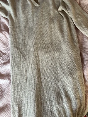 Stickad Begie klänning - Storlek M från gina tricot. Skulle säga att storleken är lite större som mer som storlek L.