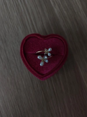 Guldfärgad ring med pärlor och stenar - Kristall och pärlor ring i storlek 17,3mm, guldfärgad.