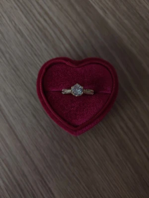 Guldfärgad ring med stor sten - Kristall ring i storlek 18,5mm, guldfärgad.