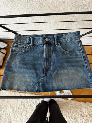 Blå jeanskjol från Zara - Snygg blå jeanskjol i kort modell från Zara, den är i storlek XS och är i väldigt bra skick😊perfekt nu inför sommaren 