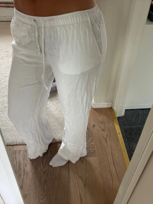 Vita linnebyxor från subdued  - Vita linne byxor i bra skick och passar mig som är 164cm. Kanske lite korta men inget som syns💕 det sitter low waist och är i en jätte fin modell☺️ lite skrynkliga på bilden men går att stryka