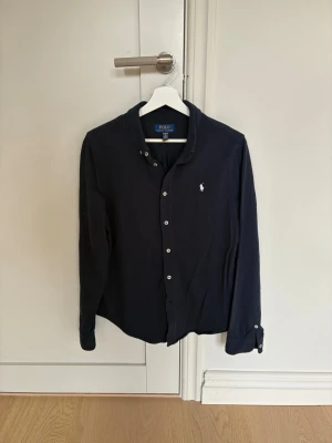 Mörkblå skjorta från Polo Ralph Lauren - Klassisk mörkblå skjorta från Polo Ralph Lauren. Inga defekter storlek 18-20 passar som S