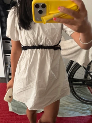 Zara klänning - Jätte fin slutsåld sommar klänning från Zara!! Skulle säga att den är xs/s