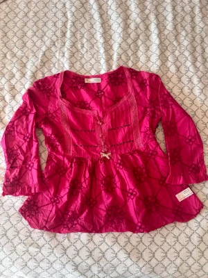 Odd Molly blus rosa - Söt rosa blus med fina spets- och brodyrdetaljer. Perfekt till jeans eller kjol för en gullig look 💕 Bra använt skick, ett litet hål på ena ärmen (se sista bild) därav priset,i övrigt inga fläckar eller andra anmärkningar. Storlek 0, passar xs till s