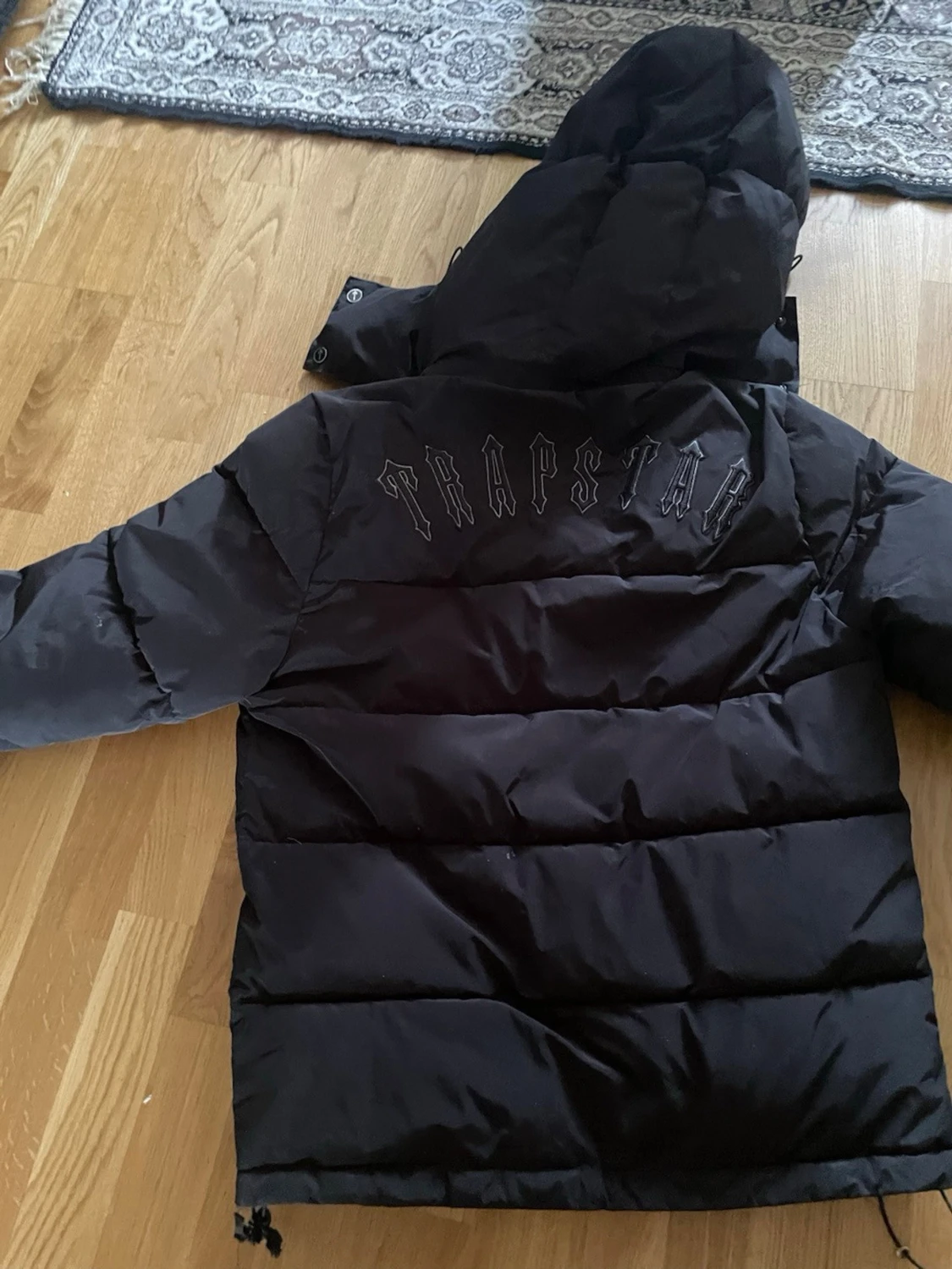 Svart dunjacka med huva från Trapstar - 1