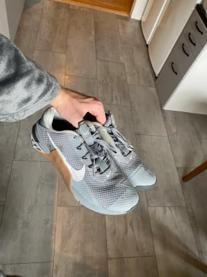 Nike metcon 7 - Nike metcon 7 träningsko i storlek 44,5. Skicket är mycket bra då de är använda väldigt få gånger.