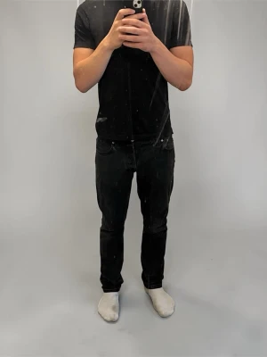 Svarta raka jeans herr -  Säljer ett par riktigt schyssta Nudie jeans i storlek 31W 36L, men längden är inte true 2 size och passar längd 31-32L