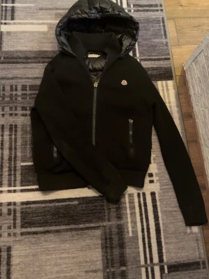 Moncler cardigan Tricot  - Säljer min riktig fet moncler cardigan som passar i storlek M, Den passar perfekt til våren,sommaren,höst och vintern. Moncler cardigan är garanterat 100% äkta för jag har noggrant inspekterat och jag har gått till secondhand butiker och det har legit checkat åt mig och det kom ut äkta, det är svårt att hitta äkta monclers också så köp min moncler cardigan för den är äkta och jätte snygg🫵🏼 