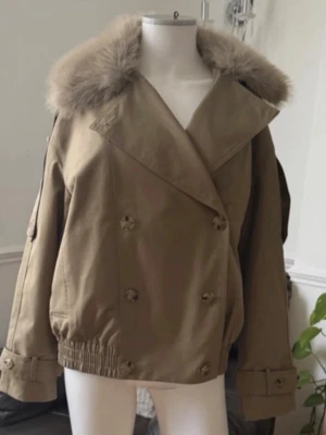 Beige trenchcoat med päls  - Skitsnygg trendig trenchcoat med pälskrage som knappt har använts! Pris kan diskureras