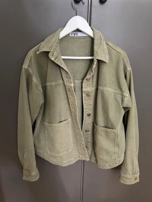 Grön jeansjacka från Zara - Grön jeansjacka från Zara i storlek XS. Supersnygg. Den är i bra skick. Säljer pga den inte kommer till användning.