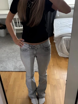Lågmidjade gråa jeans - Lågmidjade gråa jeans med snygga fickor från Gina Tricot i storlek 34. De passar mig bra och jag är 162cm lång. Bra skick 