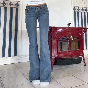 Lågmidjade jeans - Gråa, låga jeans i bootcut💕 midjemått 76cm & innerbenslängd 83cm💕 stretchiga💕 jag är 165. Obs knappen är bytt (sista bilden)