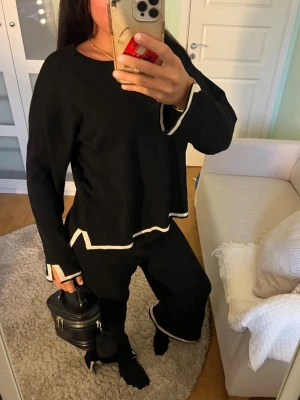 Svart mysset med vita detaljer - Älskar detta sett det är så perfekt när man vill vara mysig men snygg. Bara använt ett par gånger säljer bara eftersom jag har ett liknande. Bra tjockt material oxå
