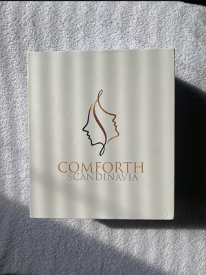 Comfort Scandinavia IPL hårborttagare - Säljer en svart IPL hårborttagare från Comfort Scandinavia med detaljer i roséguld. Medföljer skyddsglasögon och laddare. Perfekt för enkel och smidig hårborttagning hemma. 