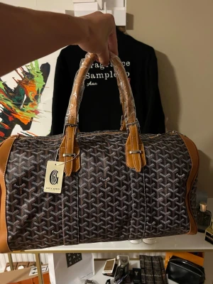 Goyard Duffle bag Brown/Black - Säljer nu en goyard duffle väska, den är helt ny med plast och tag intakt