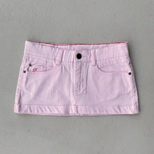 unik rosa lågmidjad jeanskjol  - så fin ljusrosa minikjol i nyskick 💕leverans inom 24h storlek s på lappen  låg midja platt 39 längd 25,5  kolla gärna på mina andra annonser för liknande plagg och skapa bundle