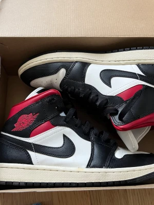 Air jordans black, red and white - Air jordans that were bought from JD sports a while ago. Condition: worn a few times Size: EU 40 There are some flaws such as creases and discoloration marks that can be shown in more detail upon request They can be shipped in the original box Original price: 1500 SEK DM me if you have any questions