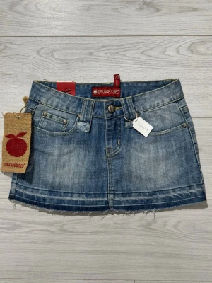 Jeanskjol 40009 - Midjemått: 33cm. Längd: 28cm. (Storlek 27, men uppskattas passa 24.)  Kolla in min profil, följ för fler plagg🙌