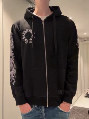 Chrome Hearts hoodie - Chrome Hearts Hoodie i fint skick. Tryck på bröstet och på ryggen. Inga defekter. Skriv vid minsta lilla intresse. 