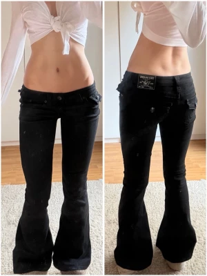 True Religion Joey W25 - Superlågmidjade bootcut jeans från True Religion, i modellen Joey. Midjemått: 35 cm & innerbenslängd: 80 cm