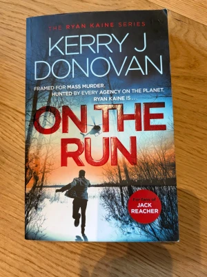 On The Run av Kerry J Donovan - Säljer denna populära booktok bok. Boken är läst men i fint skick utan skador eller defekter. Boken är på engelska. Nypris 139kr. Pris kan självklart diskuteras vid snabb affär. Bundles går att köpa! Kolla gärna in min profil för fler böcker och tveka inte på att höra av dig vid frågor!💕