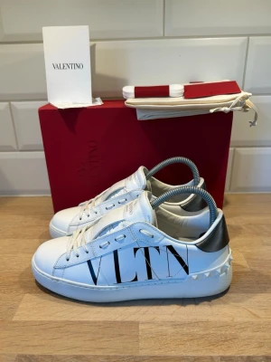 Valentino Open - I princip nya valentino open🙌🏽| Storlek:37,5 kan passa 38,5 | Ingår: Allt og | Vid frågor eller diskussion om pris är det bara att skriva✍🏼| Frakt inom 48h📦
