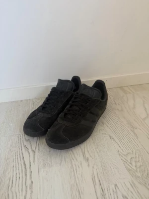 Svarta gazelle - Säljer dessa svarta gazelle i storlek 42, bra skick🙌🏼