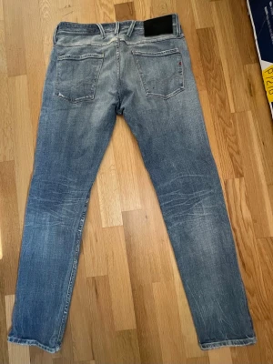 Replay jeans - Storlek 30x30👍                                                               Skickad oftast samma dag📦                              Det är ett par ljusblå jeans från Replay med snygg tvättad look och raka ben 🔥                                                                   Klassisk femficksmodell med Replay-logga på fickan och knappgylf. Perfekta för dig som gillar en avslappnad men ändå stilren stil.
