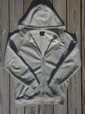 Peak Performance Zip Hoodie - Gillar du en sportig, men även en trendig clean stil? Då är denna tröjan för dig! I princip helt ny då jag aldrig använder den, toppen-skick. Säljes då jag inte riktigt ser den på mig. Nypris 899 KR.