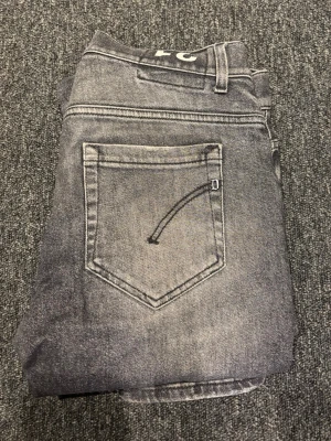 Grå dondup jeans - Snygga gråa dondup jeans i storlek 31. Köpta för 3199, använder aldrig jeansen så vill gärna bli av med dem! Skick 9/10. Fråga gärna ifall ni har funderingar eller om ni vill ha fler bilder!