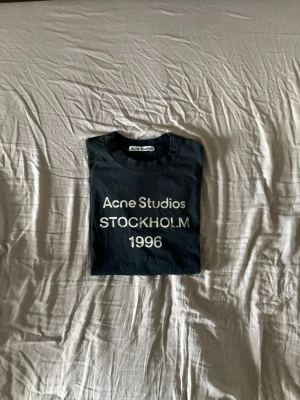Acne Studios T-shirt  - Storlek M, ska sälja den till madde från Vinted. 