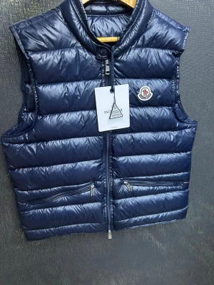 Moncler gui väst  - Säljer min Gui Moncler-väst i väldigt fint skick. Det är modellen Longue Saison i färgen Navy Blue, storlek 1/S. Västen är sparsamt använd och har alltid tagits väl hand om. Alla tags och detaljer finns kvar, inklusive QR-/DIST-taggarna. Den är riktigt fräsch och säljs endast eftersom den inte kommer till så mycket användning längre. Hör gärna av dig om du har några frågor eller vill ha fler bilder eller mått 😊  Mvh Melwin!